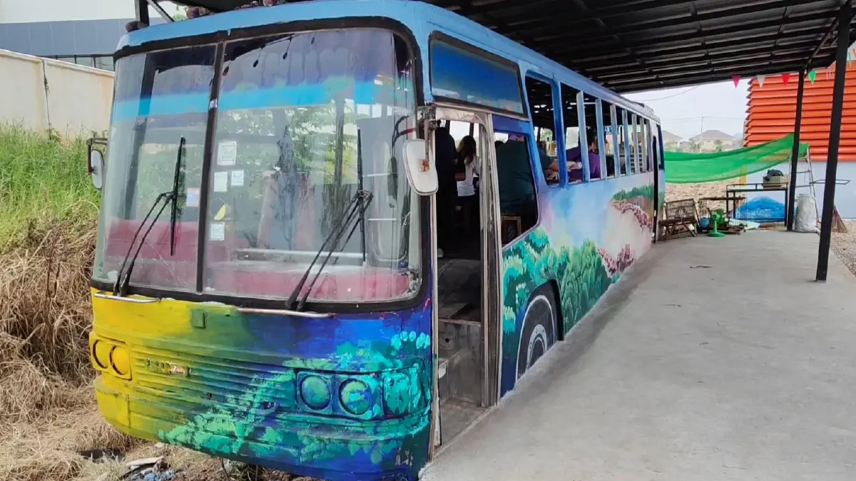 ตำรวจเกษียณนำรถเมล์เก่าตกแต่งร้านก๋วยเตี๋ยว สร้างจุดเช็คอินเรียกลูกค้า