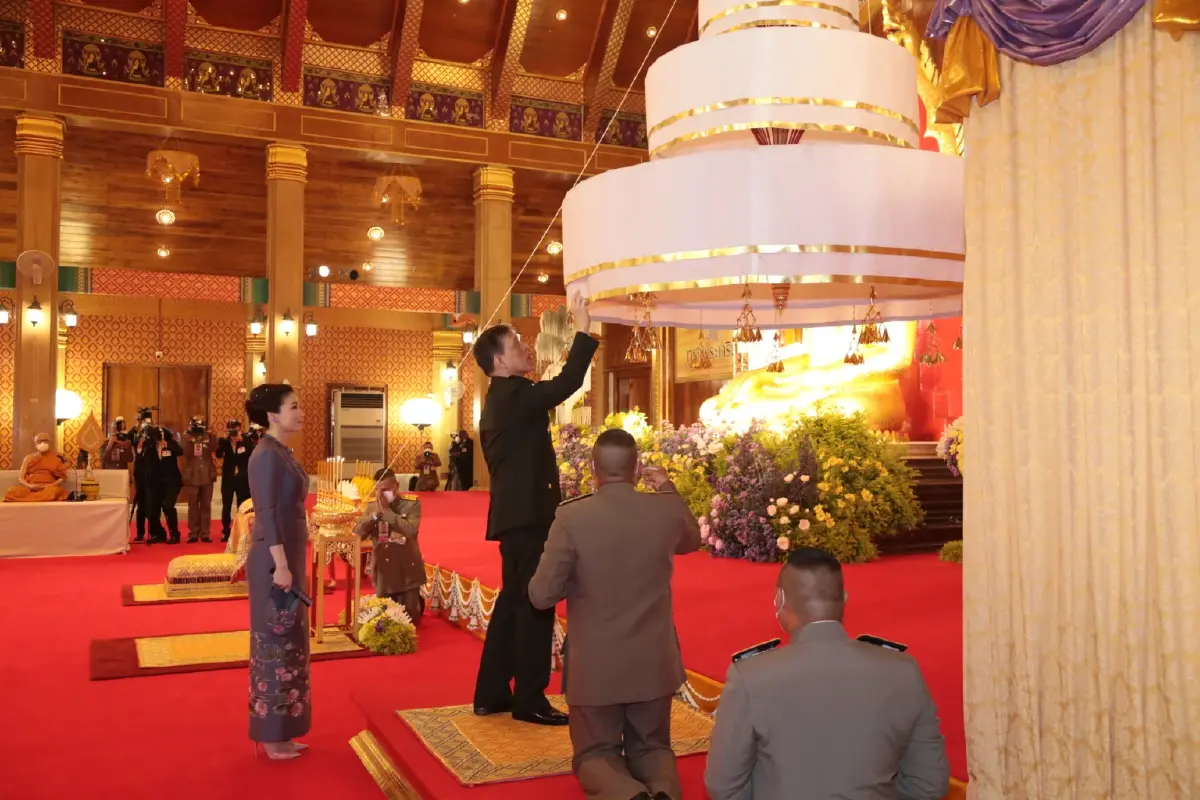 ในหลวง ราชินี ทรงประกอบพิธียกฉัตรขึ้นประดิษฐานเหนือ พระเจ้าใหญ่อินทร์แปลง วัดมหาวนาราม จ. อุบลราชธานี