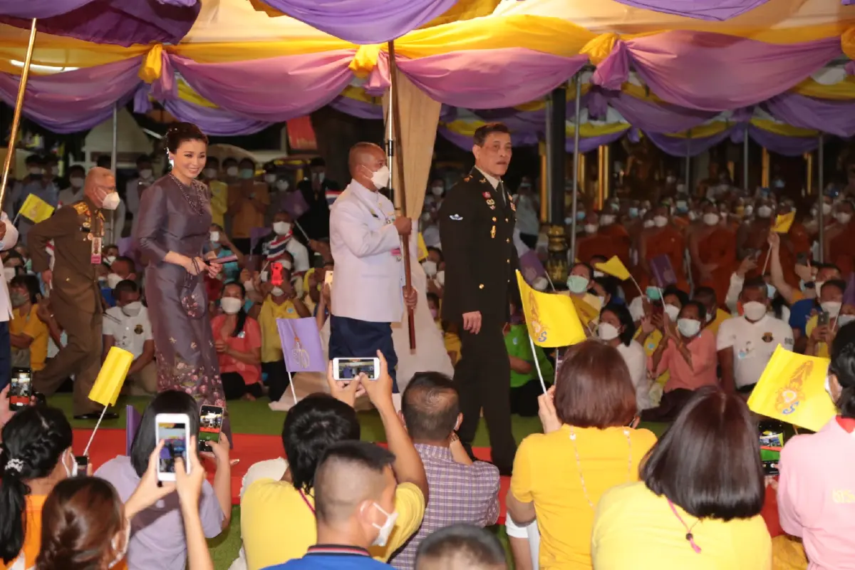 ในหลวง ราชินี ทรงประกอบพิธียกฉัตรขึ้นประดิษฐานเหนือ พระเจ้าใหญ่อินทร์แปลง วัดมหาวนาราม จ. อุบลราชธานี