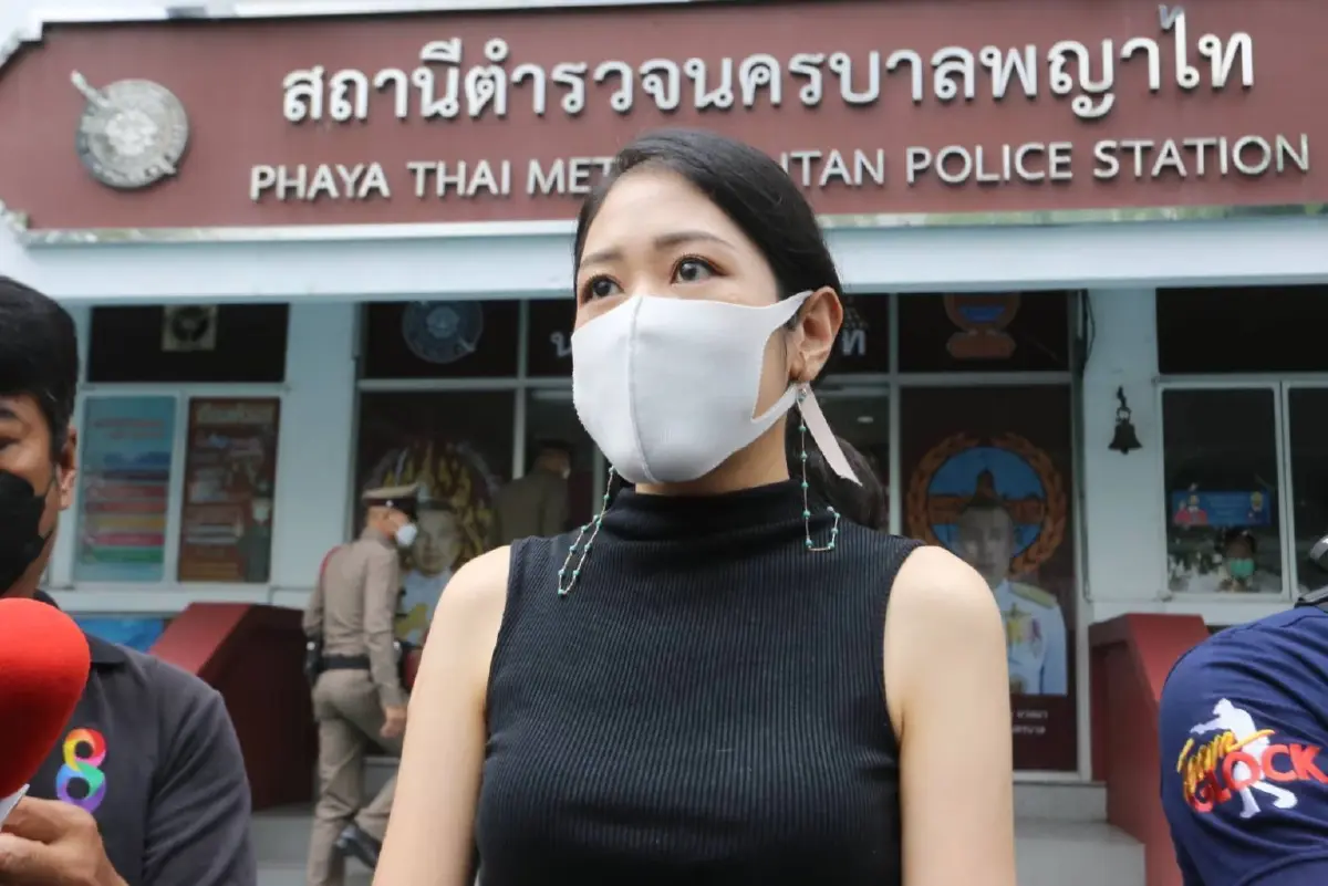 “ช่อ” บุก สน.พญาไท จี้ถามปมถูกชงถอนพาสปอร์ต ตร.อ้างแนวปฏิบัติคดีความมั่นคง