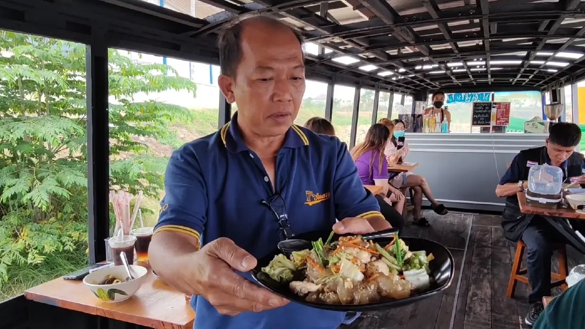 ตำรวจเกษียณนำรถเมล์เก่าตกแต่งร้านก๋วยเตี๋ยว สร้างจุดเช็คอินเรียกลูกค้า