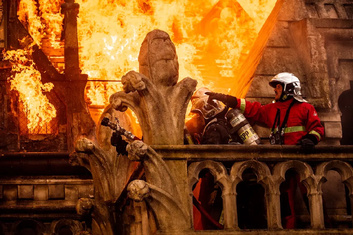 NOTRE-DAME ON FIRE เรื่องจริงของนักผจญพลิง ผู้กอบกู้มหาวิหารศักดิ์สิทธิ์