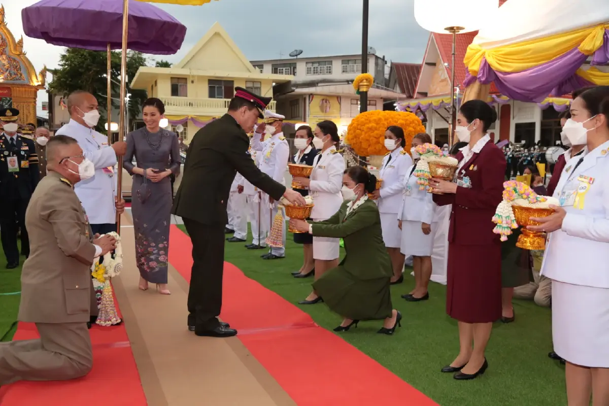 ในหลวง ราชินี ทรงประกอบพิธียกฉัตรขึ้นประดิษฐานเหนือ พระเจ้าใหญ่อินทร์แปลง วัดมหาวนาราม จ. อุบลราชธานี
