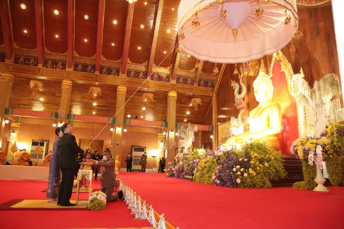 ในหลวง ราชินี ทรงประกอบพิธียกฉัตรขึ้นประดิษฐานเหนือ พระเจ้าใหญ่อินทร์แปลง วัดมหาวนาราม จ. อุบลราชธานี