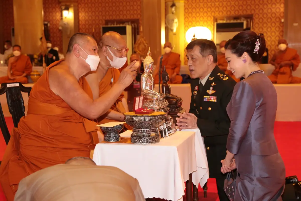 ในหลวง ราชินี ทรงประกอบพิธียกฉัตรขึ้นประดิษฐานเหนือ พระเจ้าใหญ่อินทร์แปลง วัดมหาวนาราม จ. อุบลราชธานี