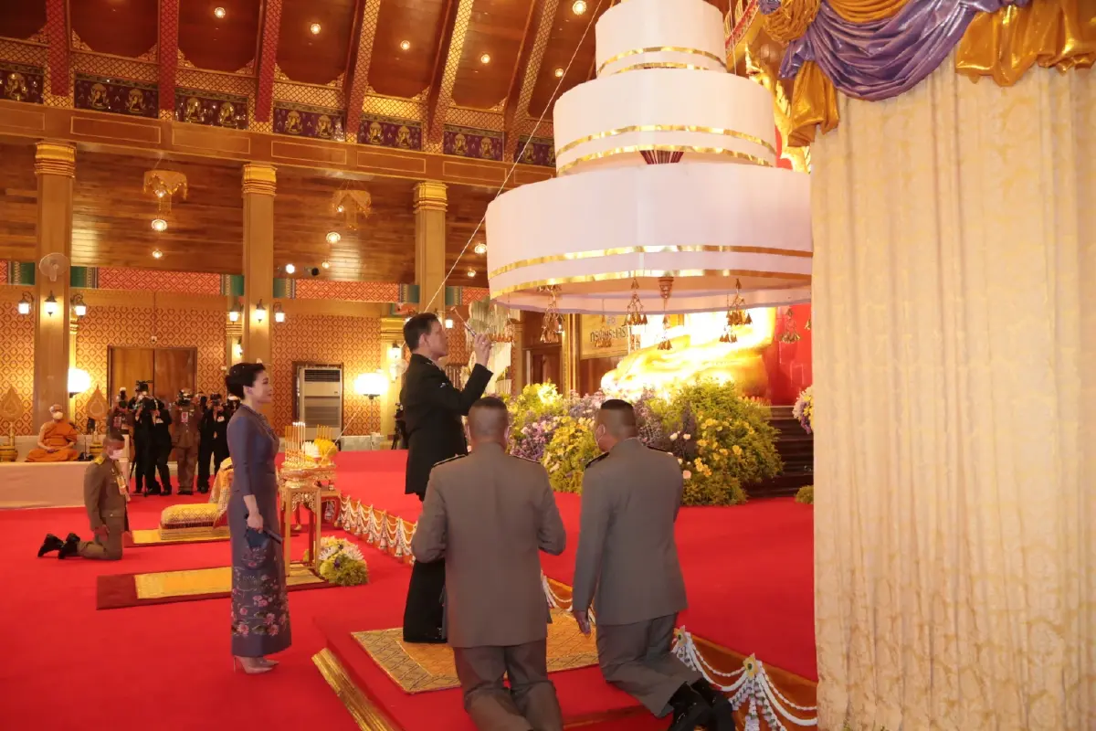 ในหลวง ราชินี ทรงประกอบพิธียกฉัตรขึ้นประดิษฐานเหนือ พระเจ้าใหญ่อินทร์แปลง วัดมหาวนาราม จ. อุบลราชธานี