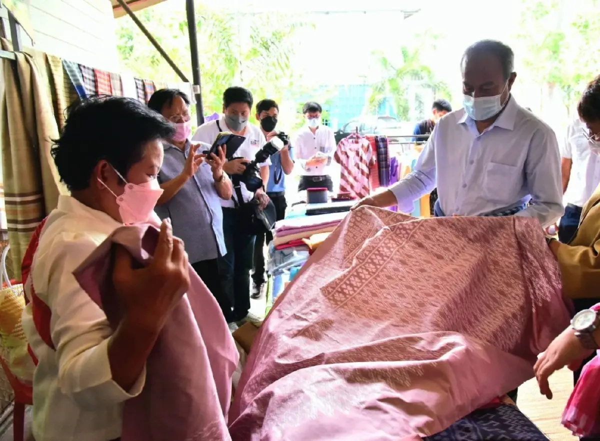 “สินิตย์”หนุนพัฒนา “ผ้าทอยโสธร” เพิ่มรายได้ให้ชุมชน