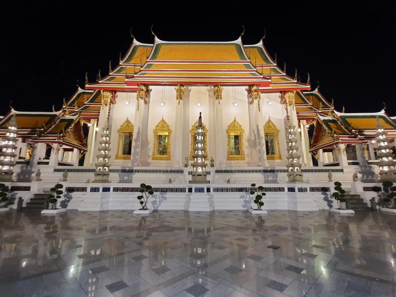 เที่ยวไหว้พระคู่บ้านคู่เมือง"วัดสุทัศน์" เดินเล่นพระอุโบสถที่ยาวที่สุด