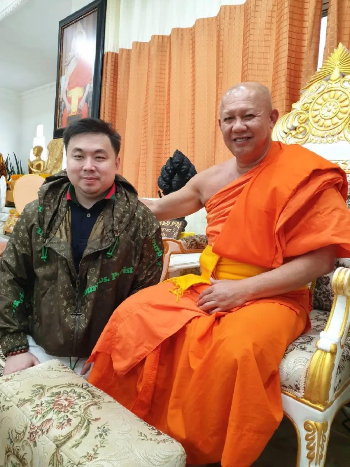 ถวายข้าวสาร​ 28 ตัน​ ผลิตภัณฑ์​ล้างรถ​​​​ ให้ "พระอาจารย์​พบ​โชค"​ วัดห้วยปลากั้​ง