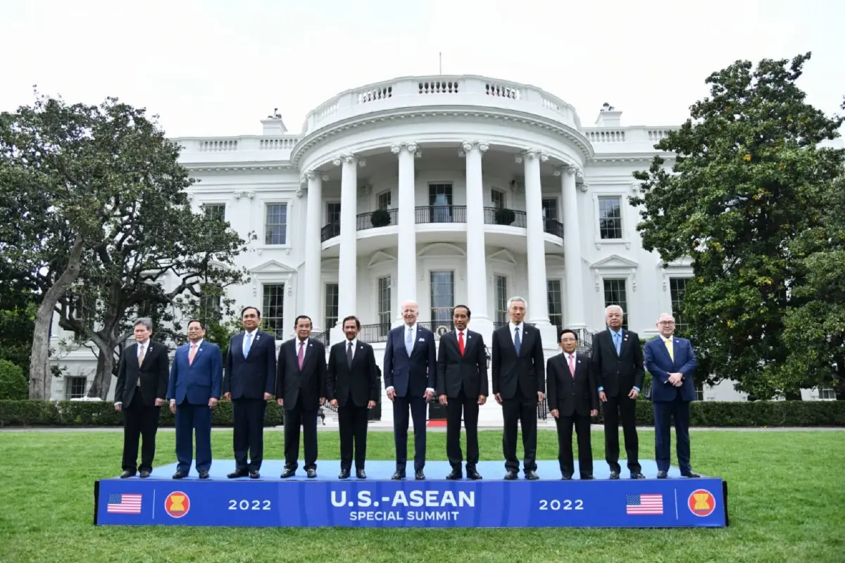 "ประยุทธ์" กระทบไหล่ "โจ ไบเดน" ที่ "ทำเนียบขาว"