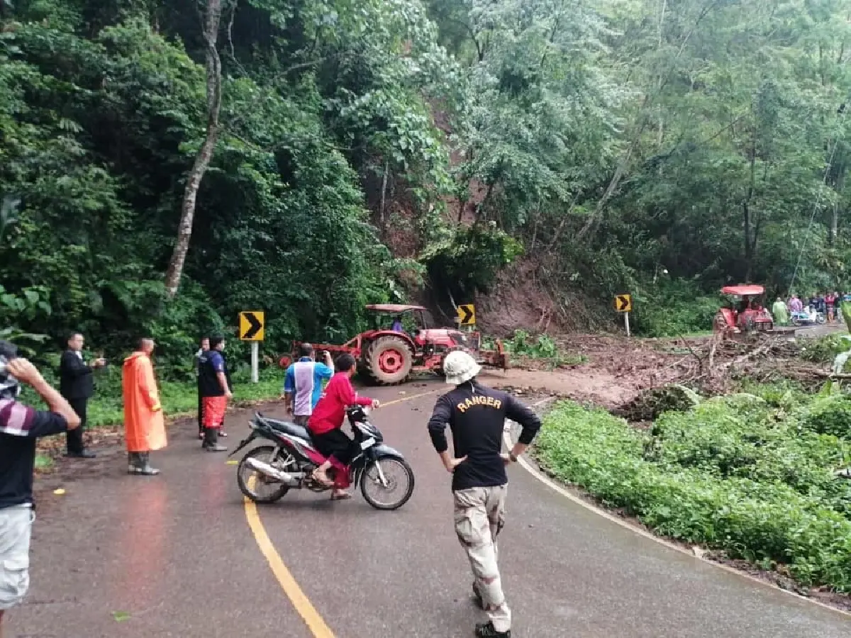 ฝนตกหนัก "ดินโคลน" ถล่มไหลเข้าบ้านเรือน ปชช. - จนท.เร่งช่วยเหลือ