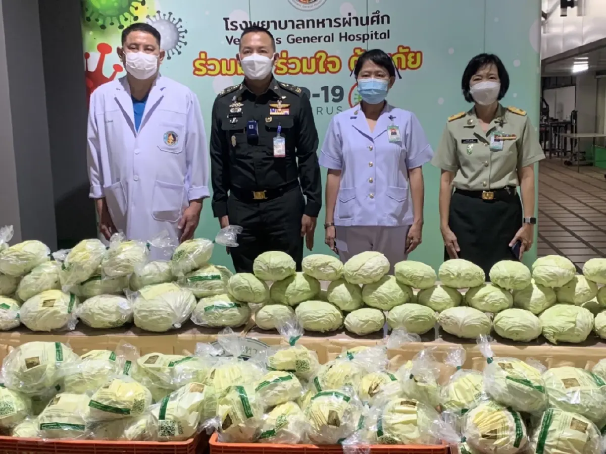 "ผอ.อผศ." รับมอบ ผักโครงการหลวง ประกอบเลี้ยงผู้ป่วย -บุคลากรแพทย์