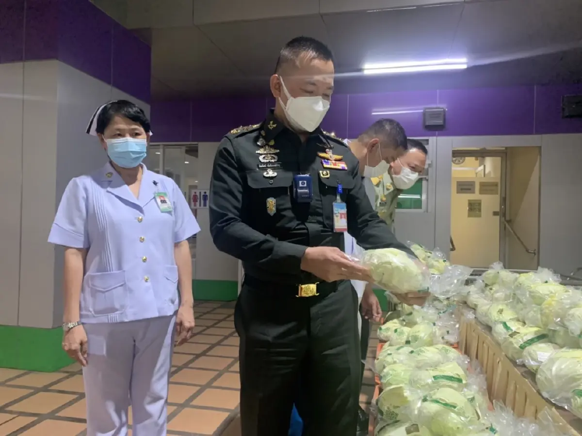 "ผอ.อผศ." รับมอบ ผักโครงการหลวง ประกอบเลี้ยงผู้ป่วย -บุคลากรแพทย์