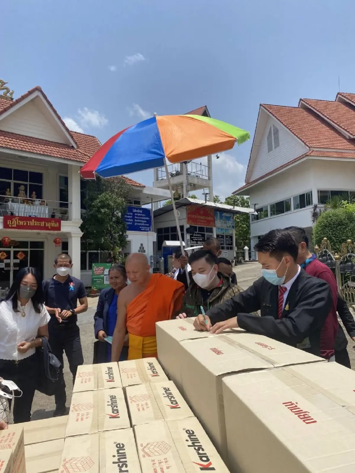 ถวายข้าวสาร​ 28 ตัน​ ผลิตภัณฑ์​ล้างรถ​​​​ ให้ "พระอาจารย์​พบ​โชค"​ วัดห้วยปลากั้​ง