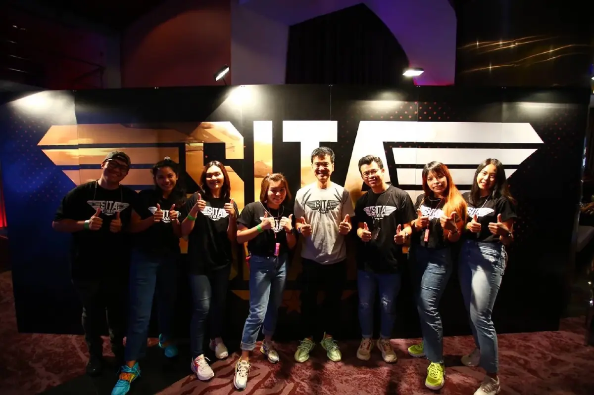 ห้างแตก! "ศิธา" พา แฟนคลับ ปิดโรง ดูหนัง Top Gun : Maverick