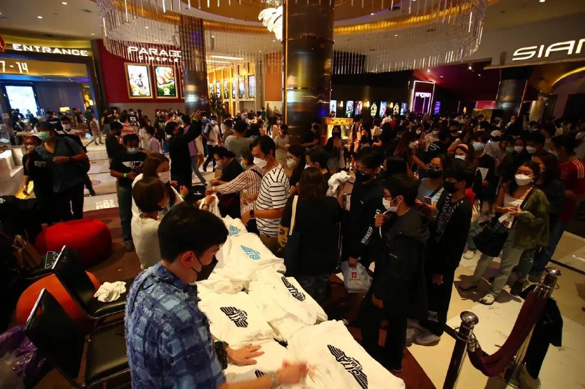 ห้างแตก! "ศิธา" พา แฟนคลับ ปิดโรง ดูหนัง Top Gun : Maverick