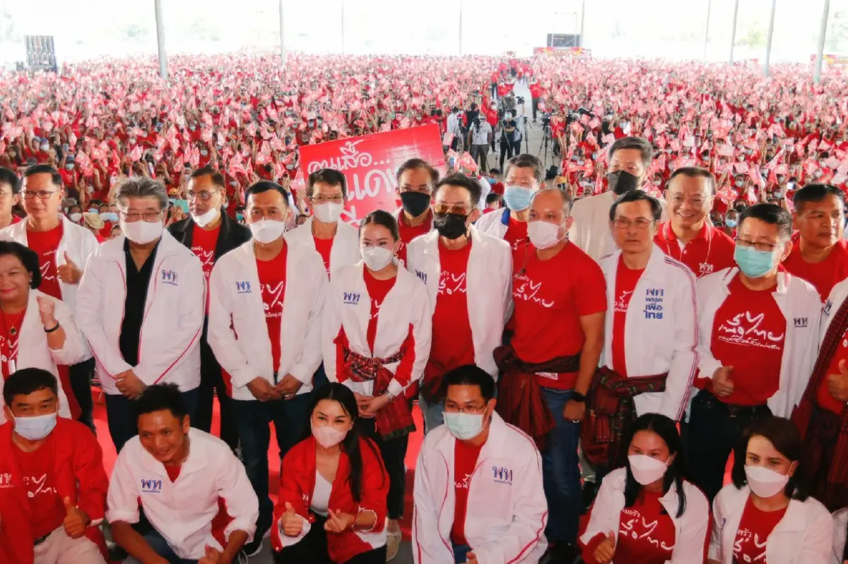 แห่รับ “อุ๊งอิ๊ง” ล้นสนามบิน เปิด 9 ว่าที่ผู้สมัคร เอาคืนพื้นที่งูเห่า