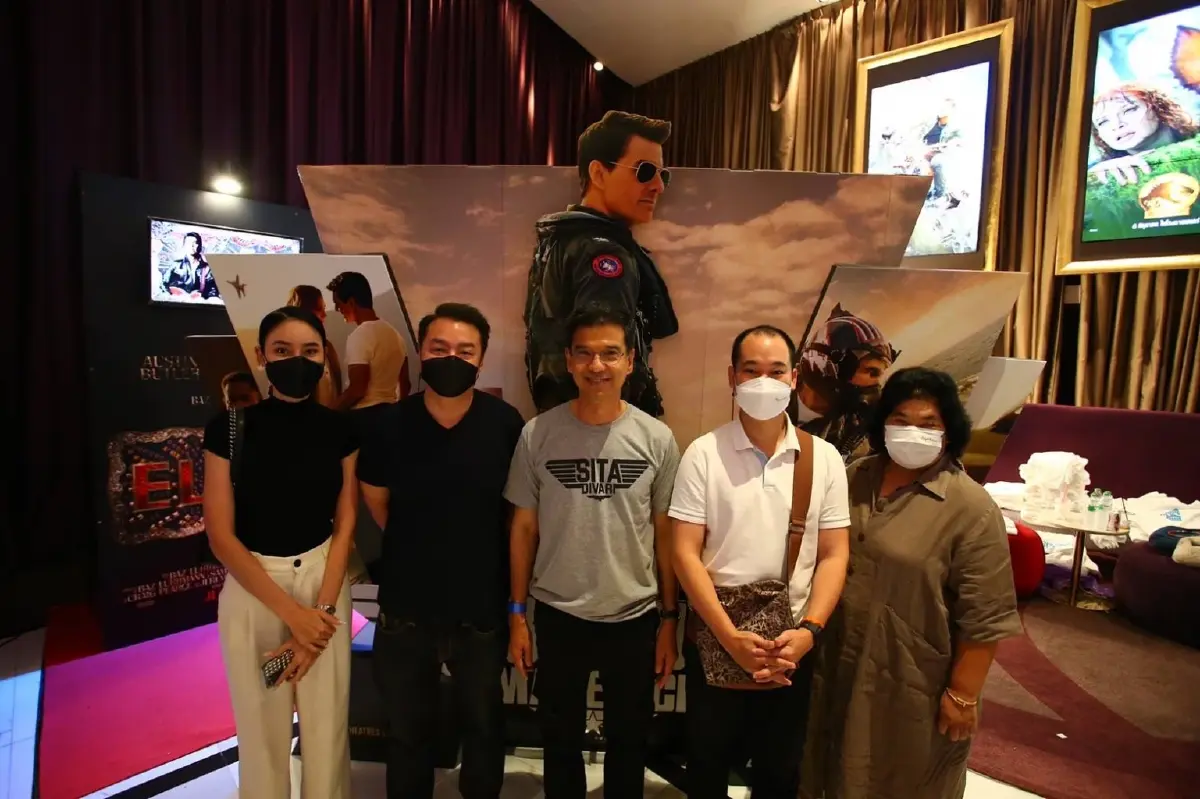 ห้างแตก! "ศิธา" พา แฟนคลับ ปิดโรง ดูหนัง Top Gun : Maverick