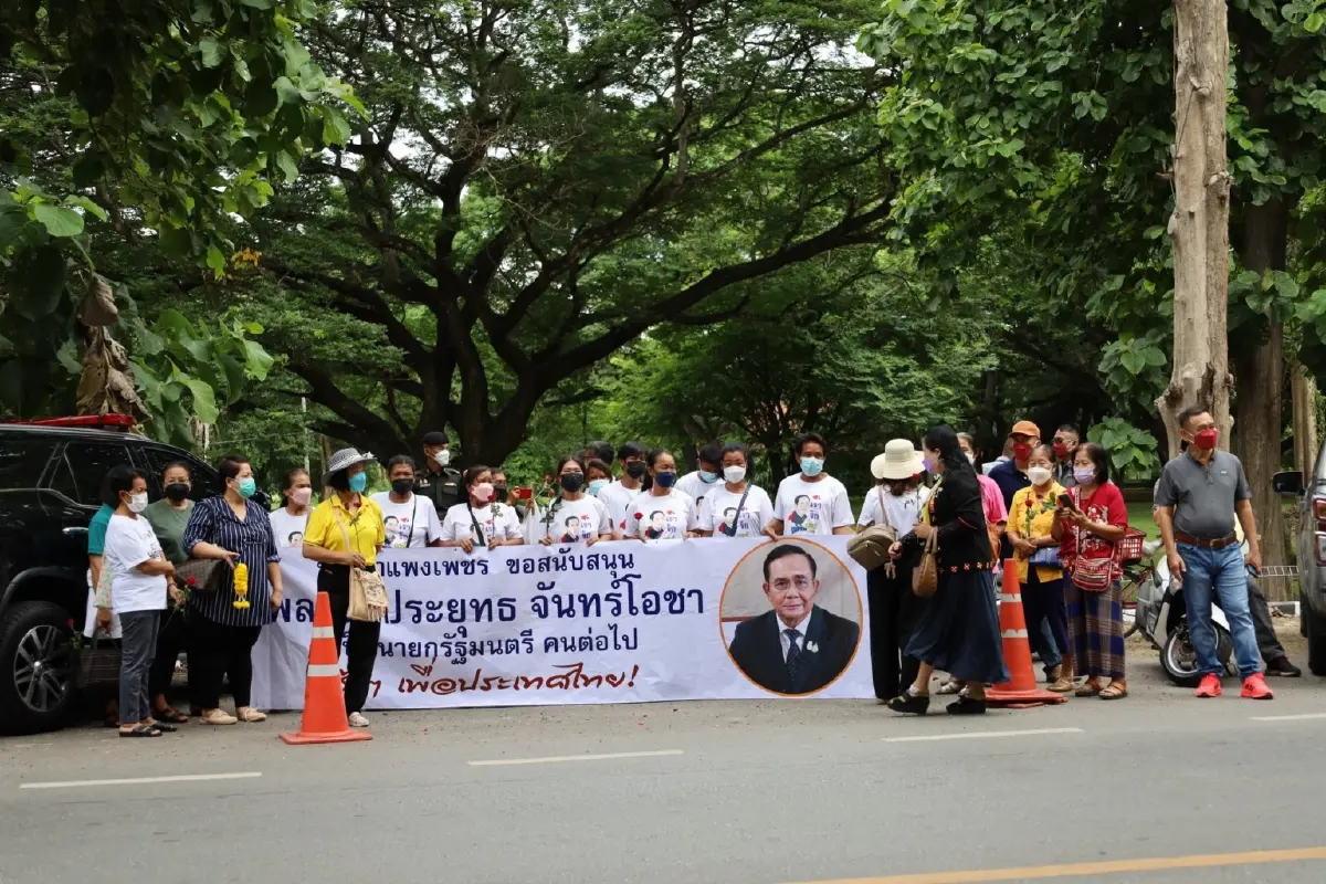"นายกฯ" นำคณะ ลงพื้นที่ กำแพงเพชร "ส.ส.พปชร." รอต้อนรับ ปชช. ให้กำลังใจ