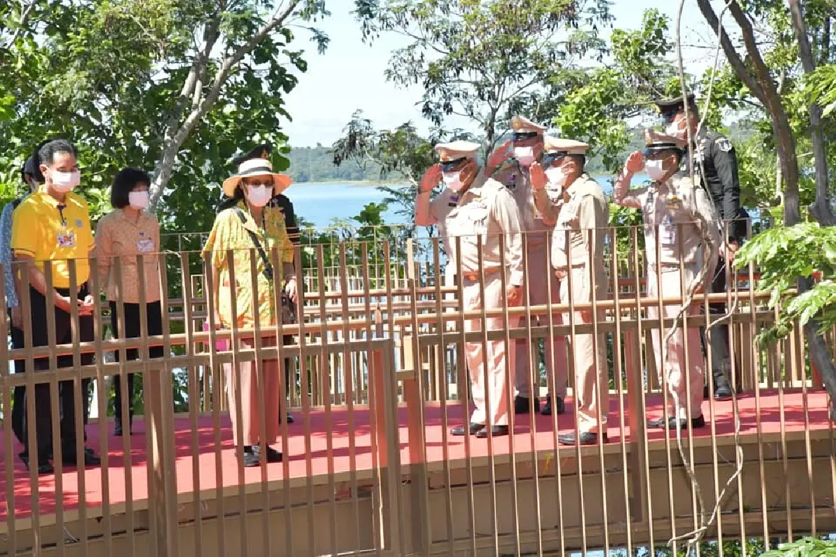 กรมสมเด็จพระเทพฯ ทอดพระเนตร โรงไฟฟ้าพลังงานแสงอาทิตย์ทุ่นลอยน้ำไฮบริต จ.อุบลราชธานี