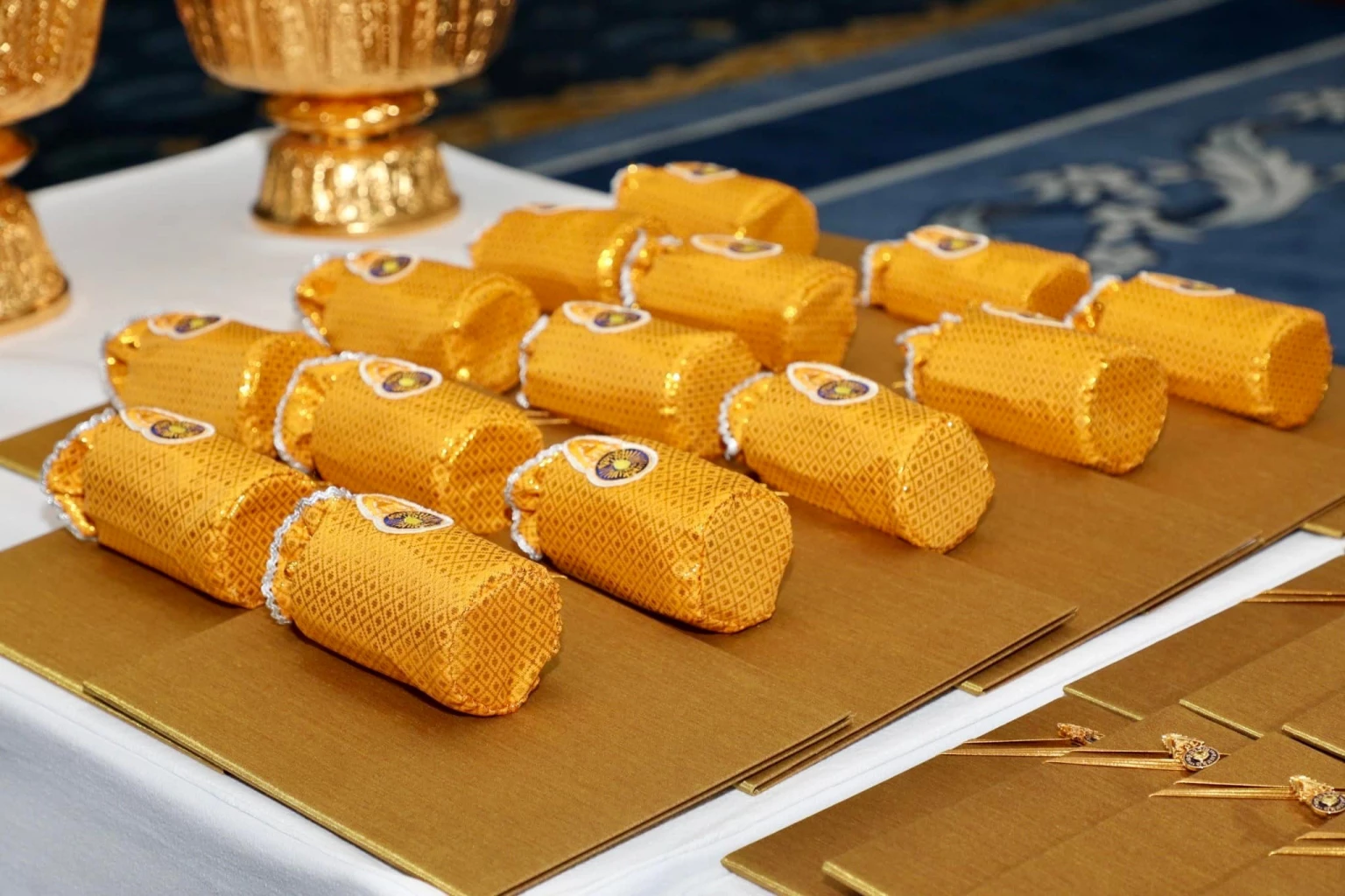 โปรดเกล้าฯ ให้ พระองค์เจ้าสิริภาจุฑาภรณ์ฯ เสด็จลงแทนพระองค์ ประทานเครื่องหมายเชิดชูเกียรติ ประกาศนียบัตร เงินช่วยเหลือ แก่ครูอาวุโส