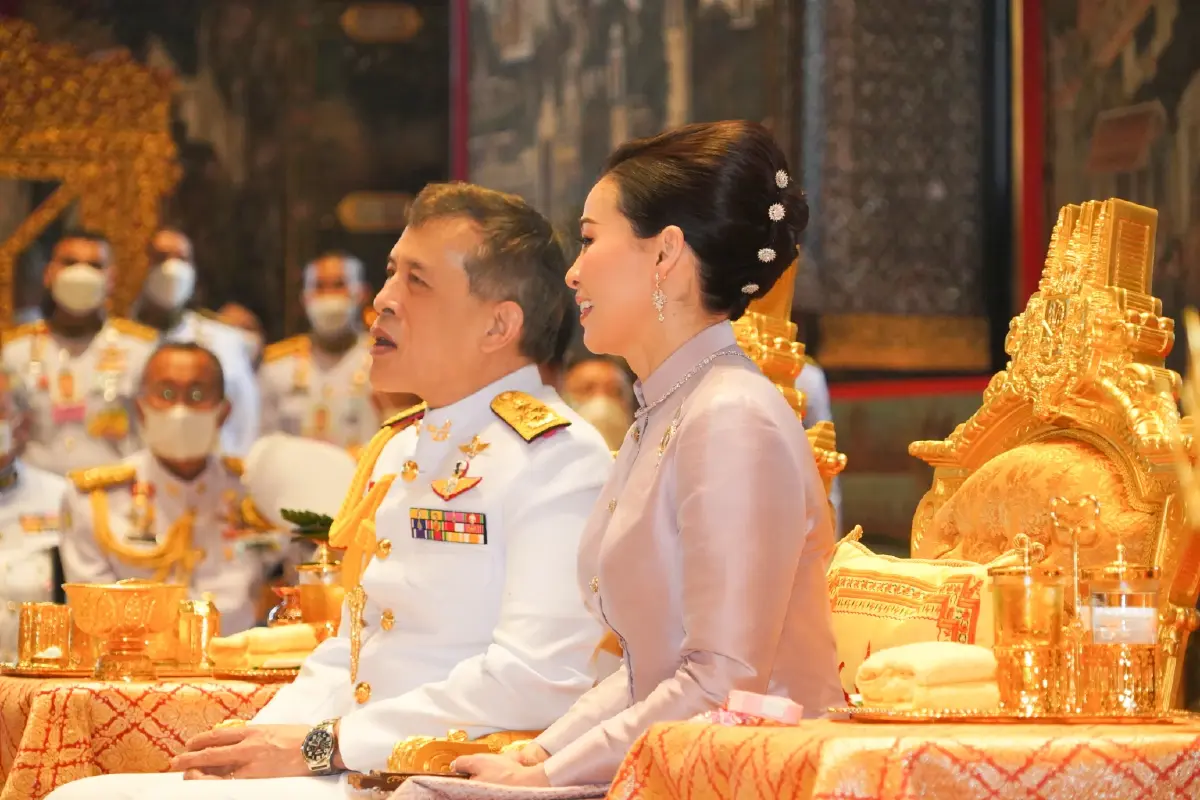 ชมภาพ ในหลวง ราชินีทรงประกอบพิธีเททองหล่อพระบรมรูป ร.9 (ส่วนพระเศียร)