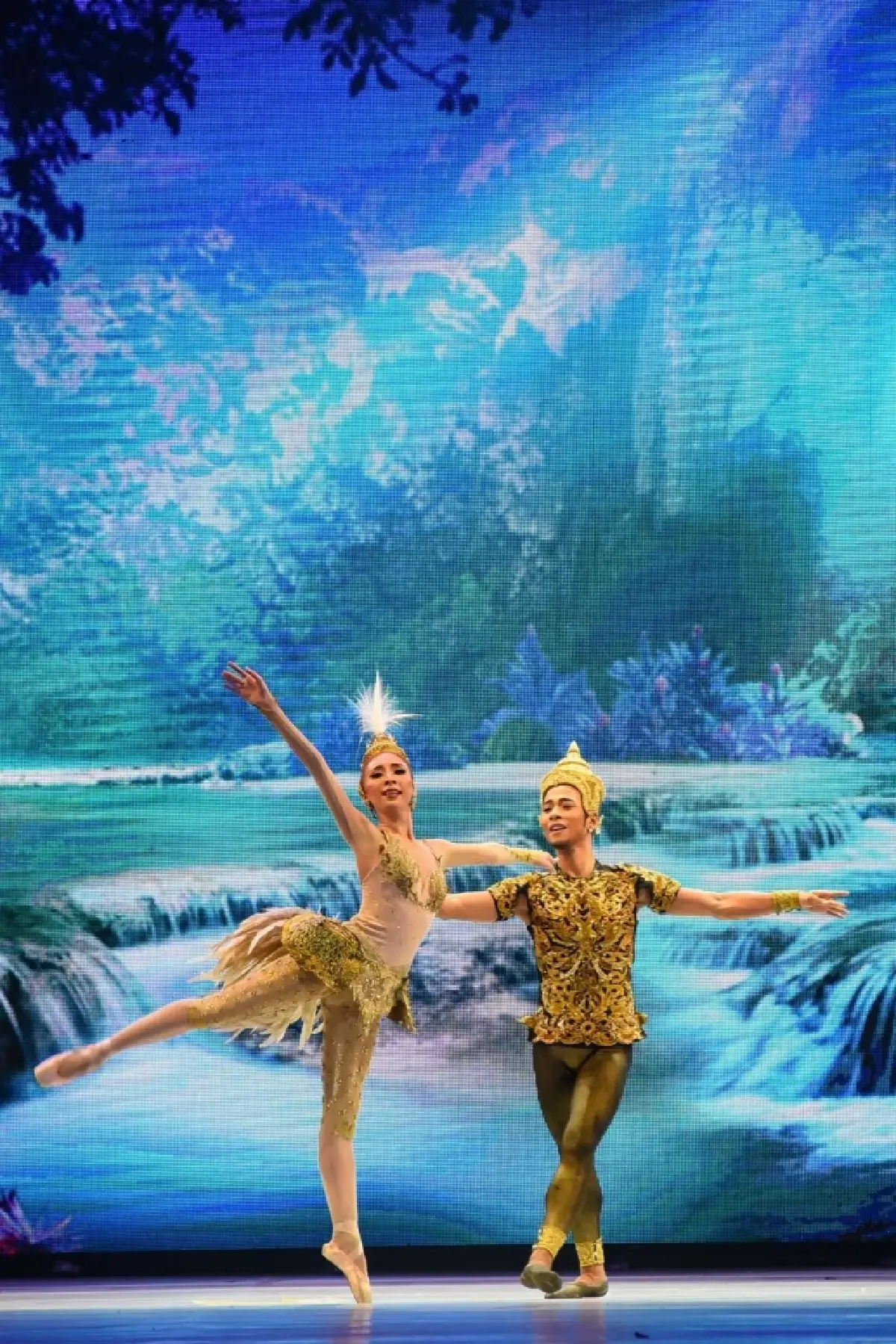 วธ. โชว์แรงบันดาลใจ “ผ้าไทย” ผ่าน จินตลีลาพัสตราภรณ์ มโนราห์บัลเลต์