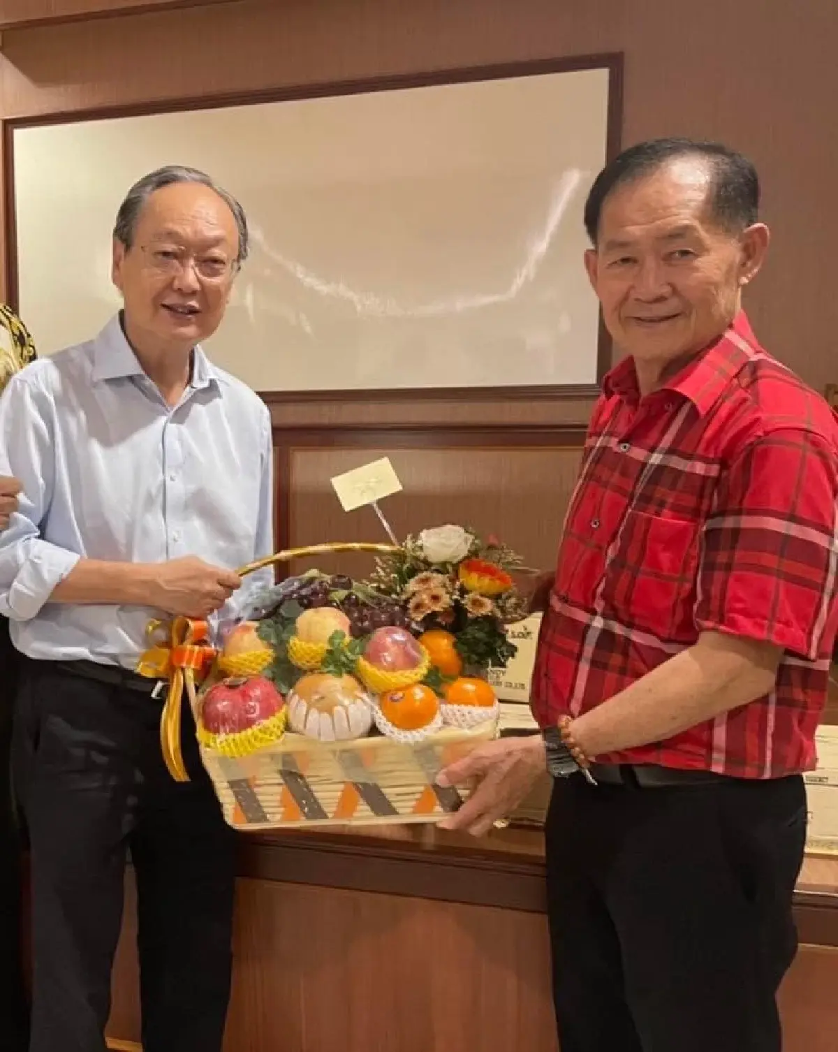 ชาวบ้านท่าม่วง กาญจนบุรี ต้อนรับ”สนธิรัตน์” อบอุ่น