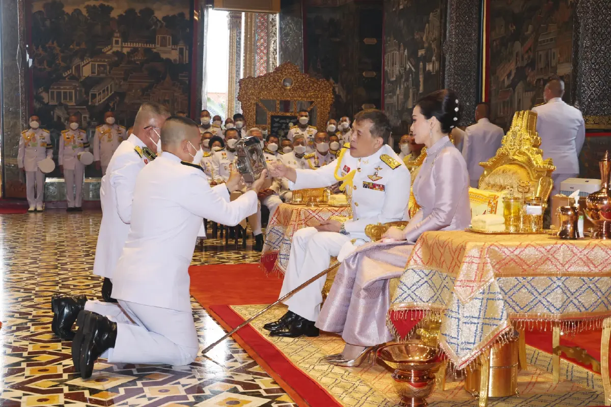 ชมภาพ ในหลวง ราชินีทรงประกอบพิธีเททองหล่อพระบรมรูป ร.9 (ส่วนพระเศียร)