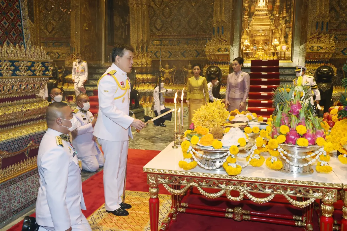 ชมภาพ ในหลวง ราชินีทรงประกอบพิธีเททองหล่อพระบรมรูป ร.9 (ส่วนพระเศียร)
