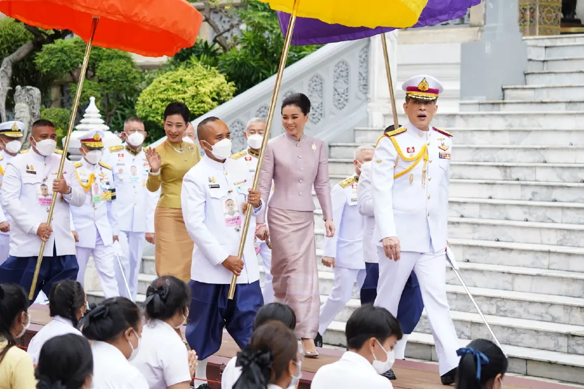 ชมภาพ ในหลวง ราชินีทรงประกอบพิธีเททองหล่อพระบรมรูป ร.9 (ส่วนพระเศียร)