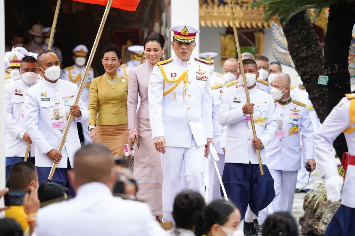 ชมภาพ ในหลวง ราชินีทรงประกอบพิธีเททองหล่อพระบรมรูป ร.9 (ส่วนพระเศียร)