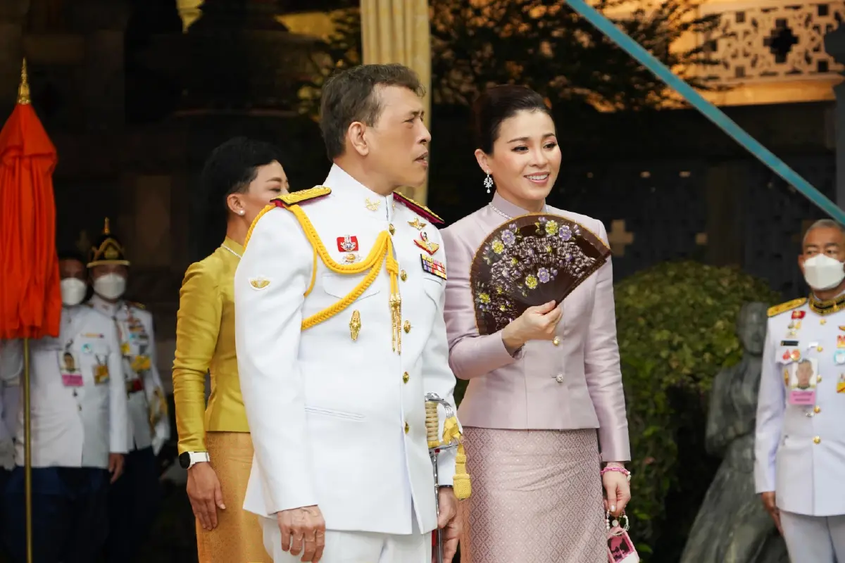 ชมภาพ ในหลวง ราชินีทรงประกอบพิธีเททองหล่อพระบรมรูป ร.9 (ส่วนพระเศียร)