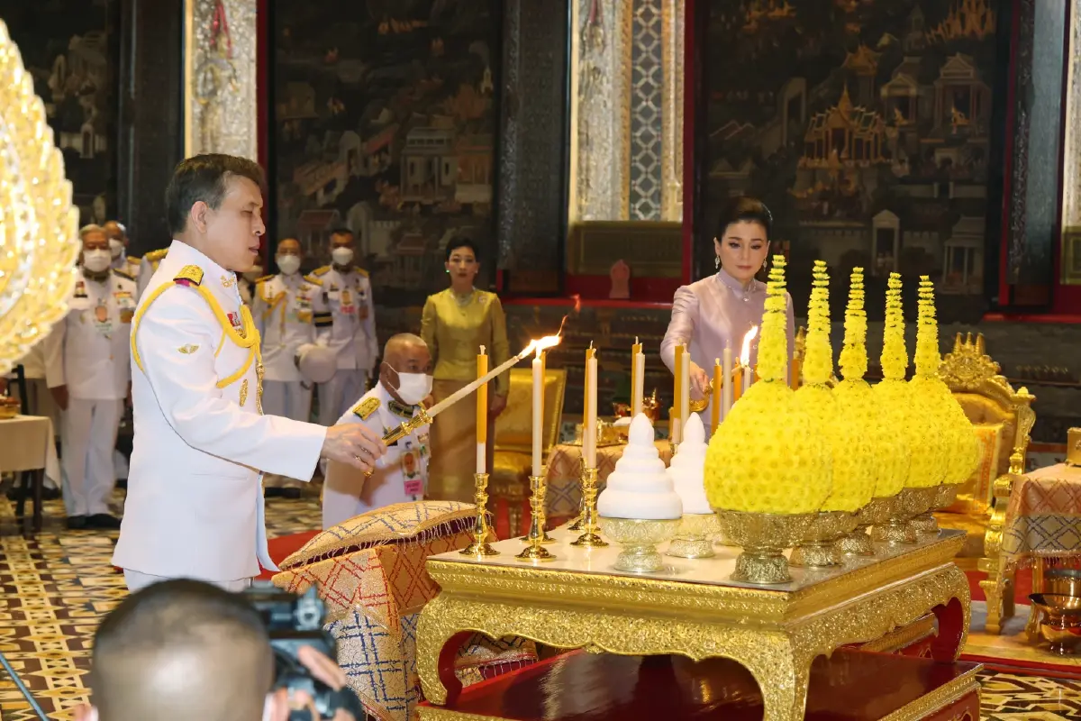 ชมภาพ ในหลวง ราชินีทรงประกอบพิธีเททองหล่อพระบรมรูป ร.9 (ส่วนพระเศียร)