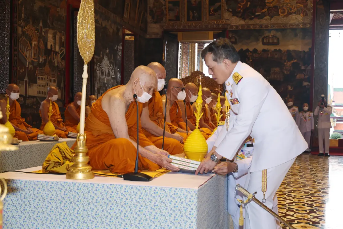 ชมภาพ ในหลวง ราชินีทรงประกอบพิธีเททองหล่อพระบรมรูป ร.9 (ส่วนพระเศียร)