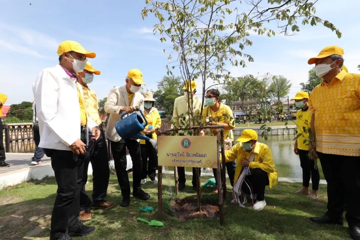 “สุวัจน์”นำคนโคราชปลูกต้นไม้เฉลิมพระเกียรติในหลวง