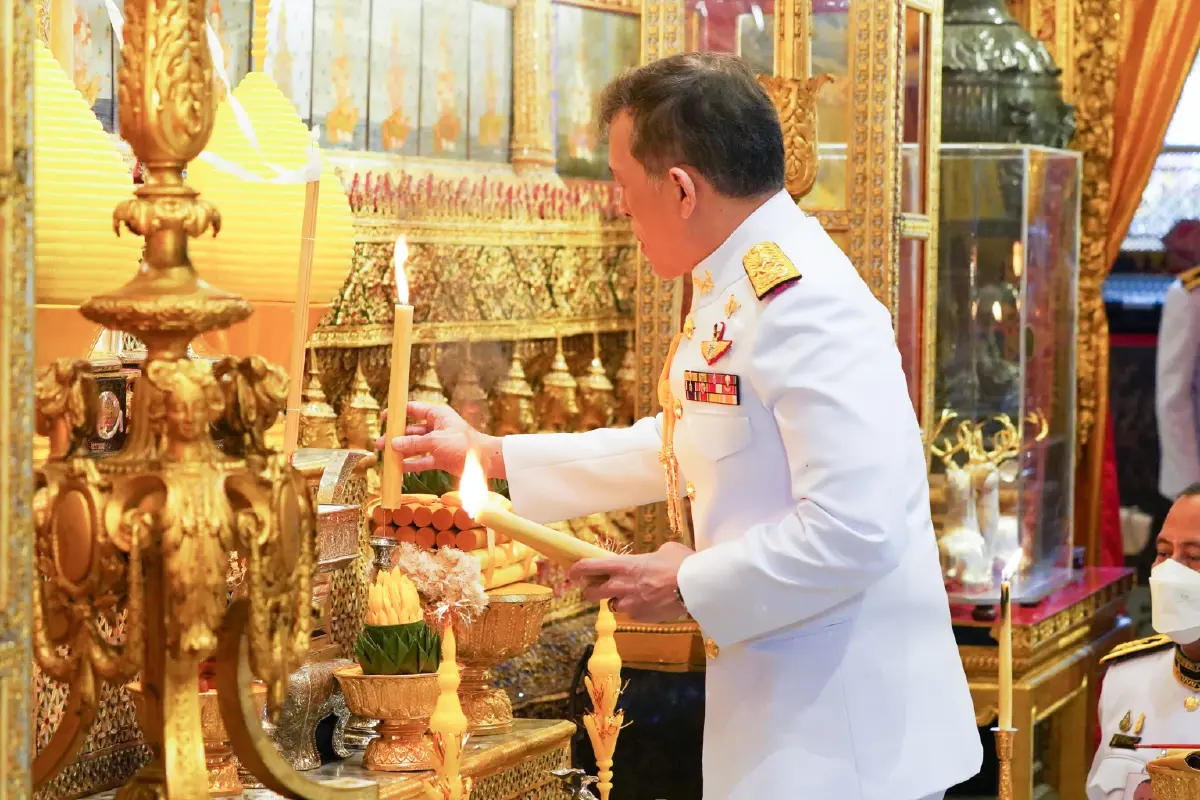 ชมภาพ ในหลวง ราชินีทรงประกอบพิธีเททองหล่อพระบรมรูป ร.9 (ส่วนพระเศียร)