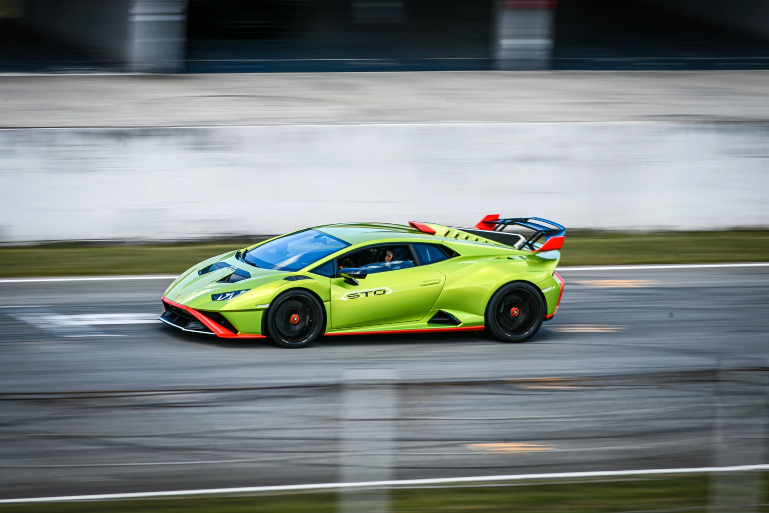 'Lamborghini Huracan STO' raw, a little flex, but docile, cost 29.9 million