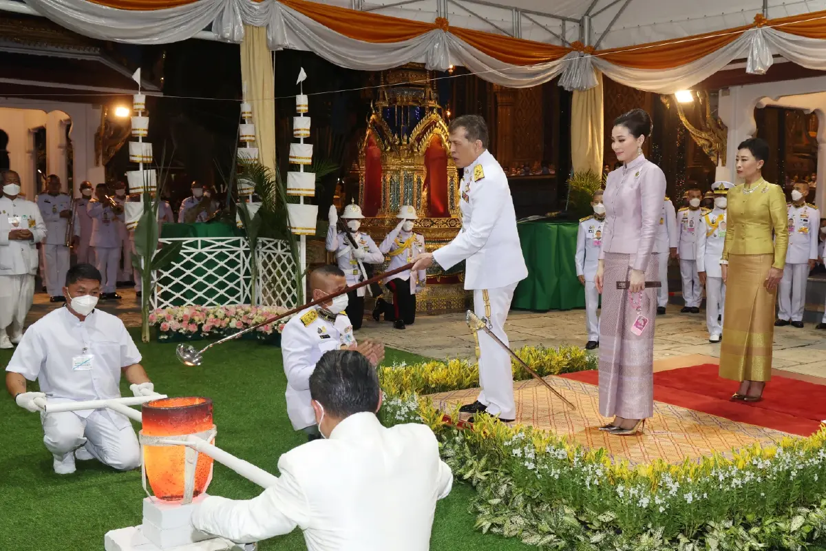ชมภาพ ในหลวง ราชินีทรงประกอบพิธีเททองหล่อพระบรมรูป ร.9 (ส่วนพระเศียร)