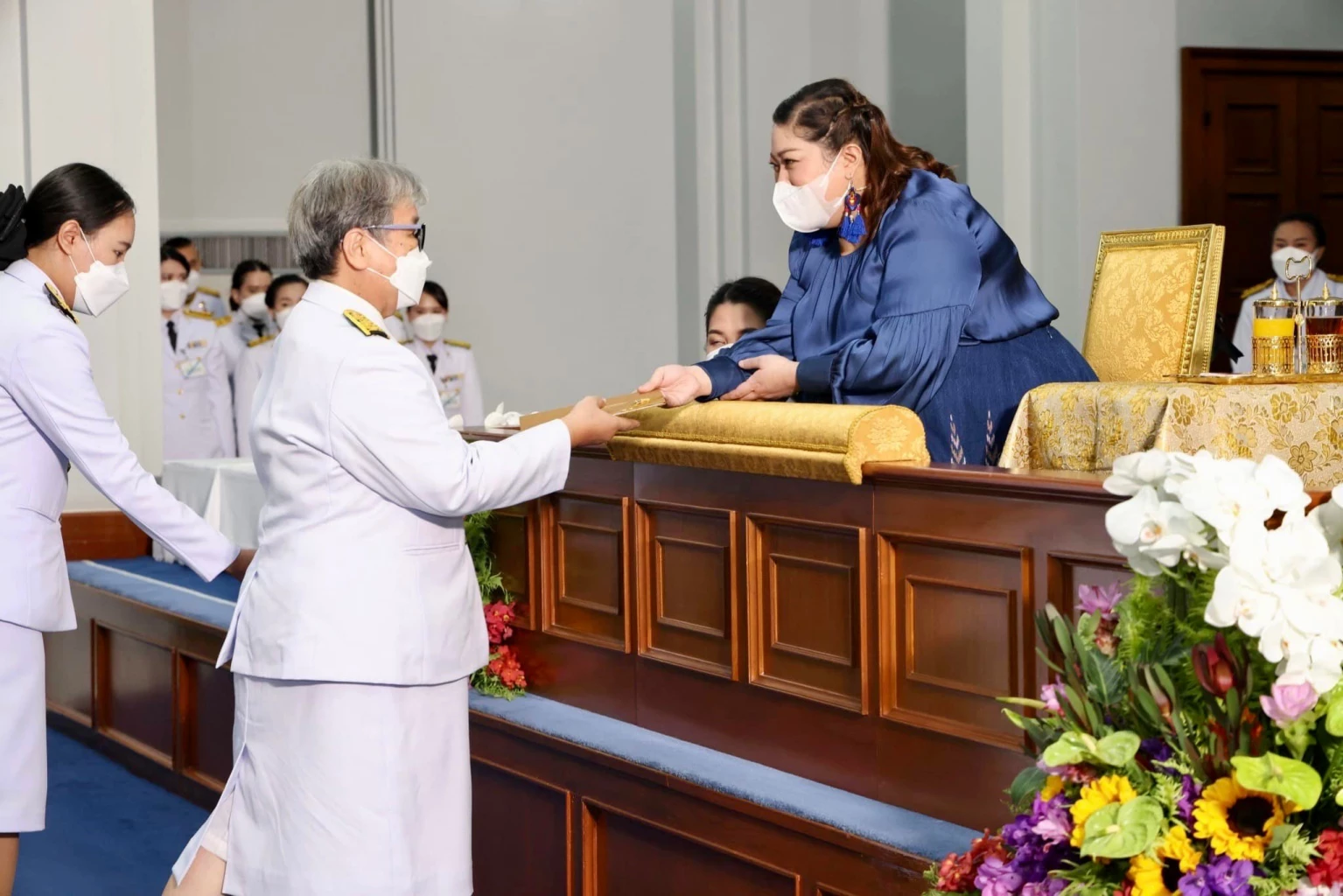 โปรดเกล้าฯ ให้ พระองค์เจ้าสิริภาจุฑาภรณ์ฯ เสด็จลงแทนพระองค์ ประทานเครื่องหมายเชิดชูเกียรติ ประกาศนียบัตร เงินช่วยเหลือ แก่ครูอาวุโส