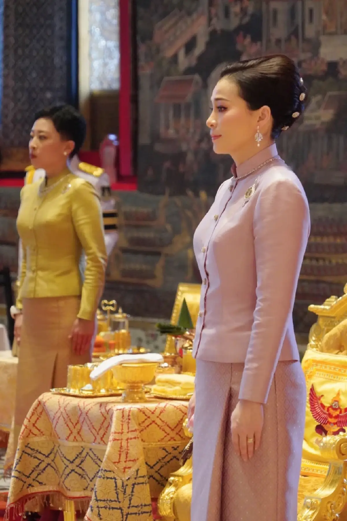 ชมภาพ ในหลวง ราชินีทรงประกอบพิธีเททองหล่อพระบรมรูป ร.9 (ส่วนพระเศียร)