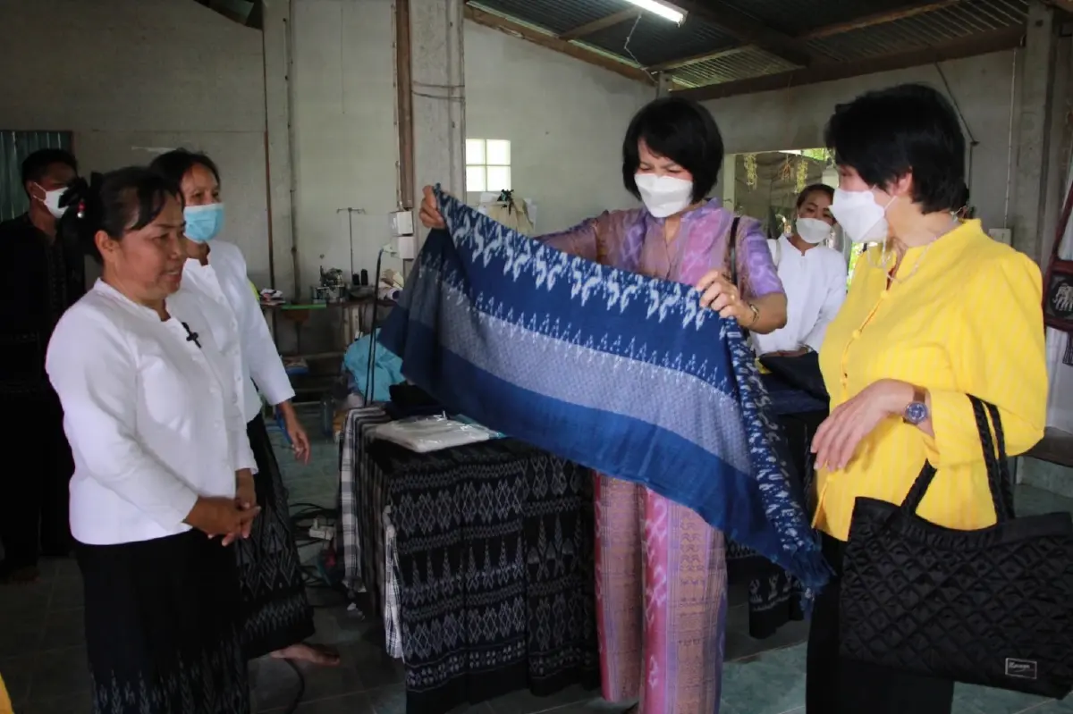 อธิบดีกพร.ส่งโฆษกกรม ลงพื้นที่ชมการฝึกทักษะ เพิ่มมูลค่าผลิตภัณฑ์ “ลองเบิ่งผ้ายาย”