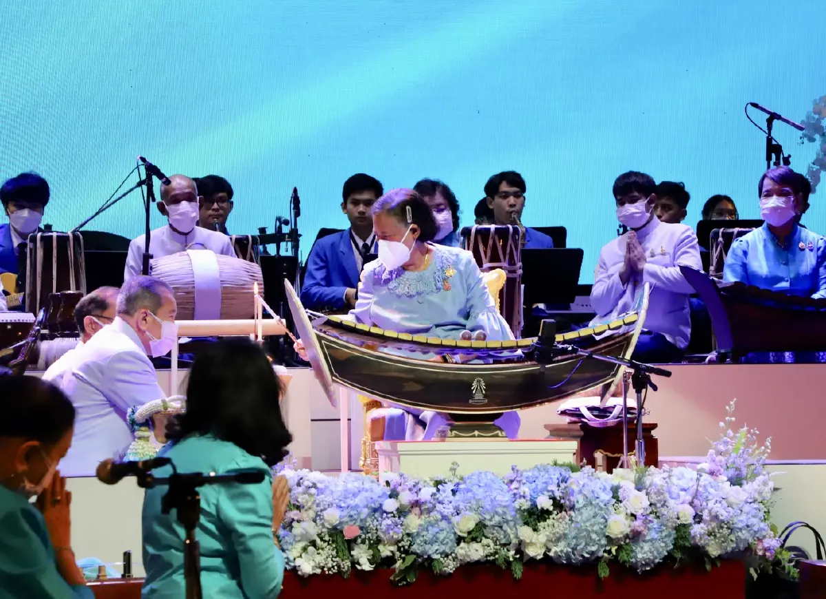 กรมสมเด็จพระเทพฯ ทรงดนตรีไทยในโอกาสวันเฉลิมพระชนมพรรษา 90 พรรษาสมเด็จพระพันปีหลวง