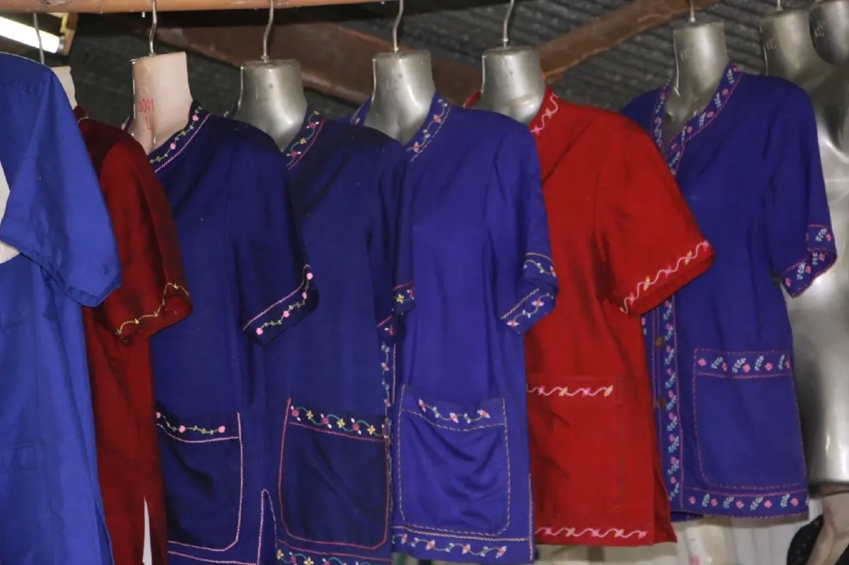 อธิบดีกพร.ส่งโฆษกกรม ลงพื้นที่ชมการฝึกทักษะ เพิ่มมูลค่าผลิตภัณฑ์ “ลองเบิ่งผ้ายาย”