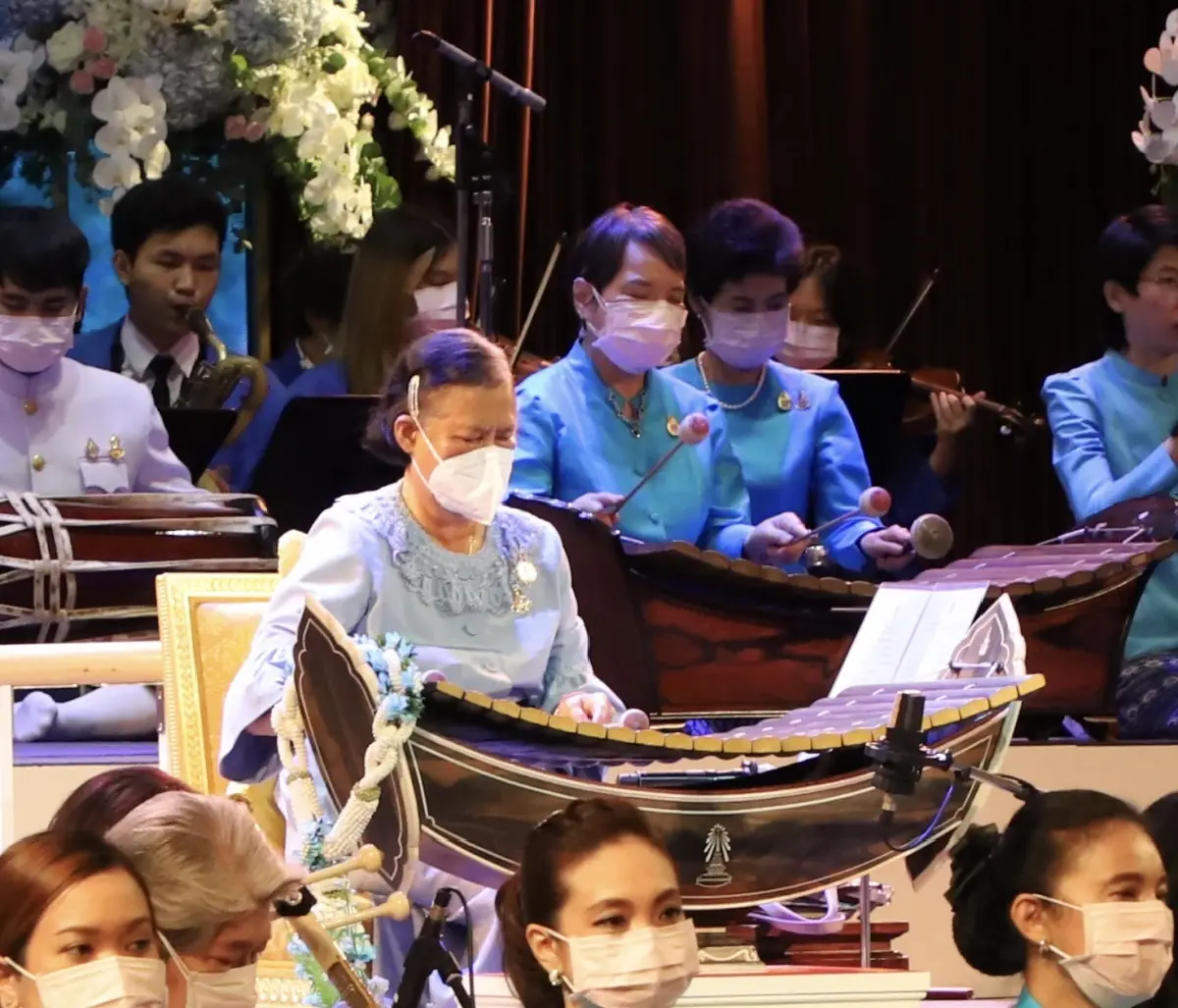 กรมสมเด็จพระเทพฯ ทรงดนตรีไทยในโอกาสวันเฉลิมพระชนมพรรษา 90 พรรษาสมเด็จพระพันปีหลวง