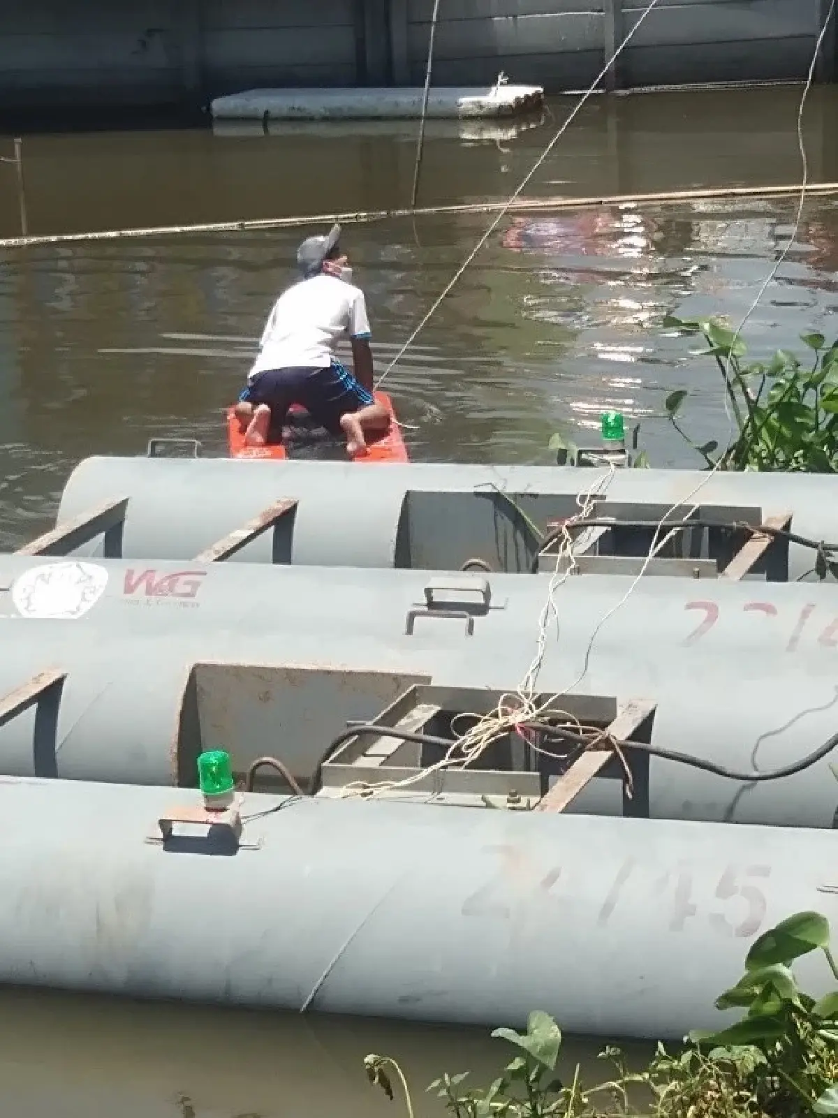 กรมชลประทาน ติดตั้งไฟกระพริบ เตือนการสัญจรทางเรือในคลองบางเสาธง
