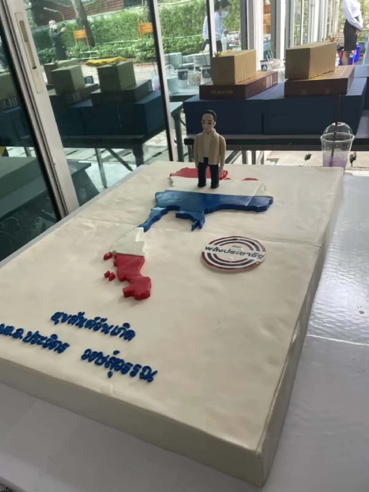 วันเกิด 77 ปี  "บิ๊กป้อม"เอิ๊กอ๊าก ถามกลับใครว่า ทะเลาะกัน ปิดห้องคุย 3 ป.