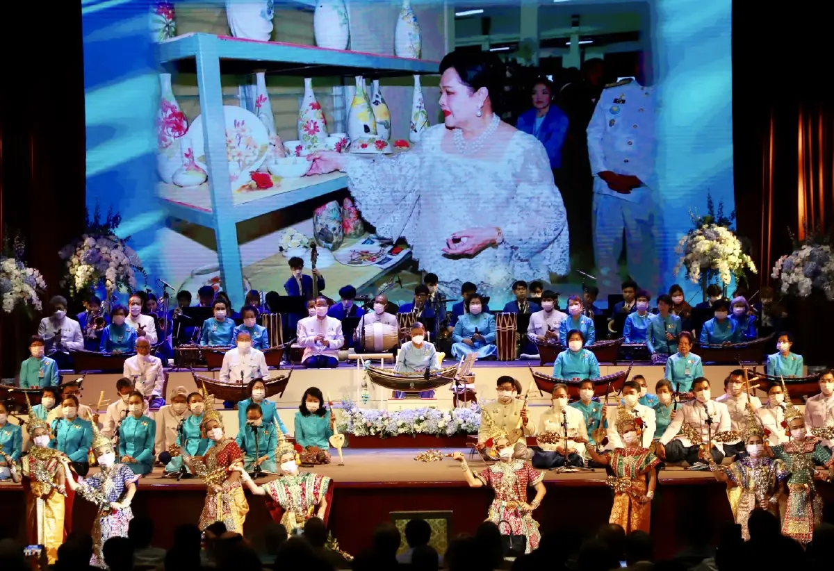 กรมสมเด็จพระเทพฯ ทรงดนตรีไทยในโอกาสวันเฉลิมพระชนมพรรษา 90 พรรษาสมเด็จพระพันปีหลวง