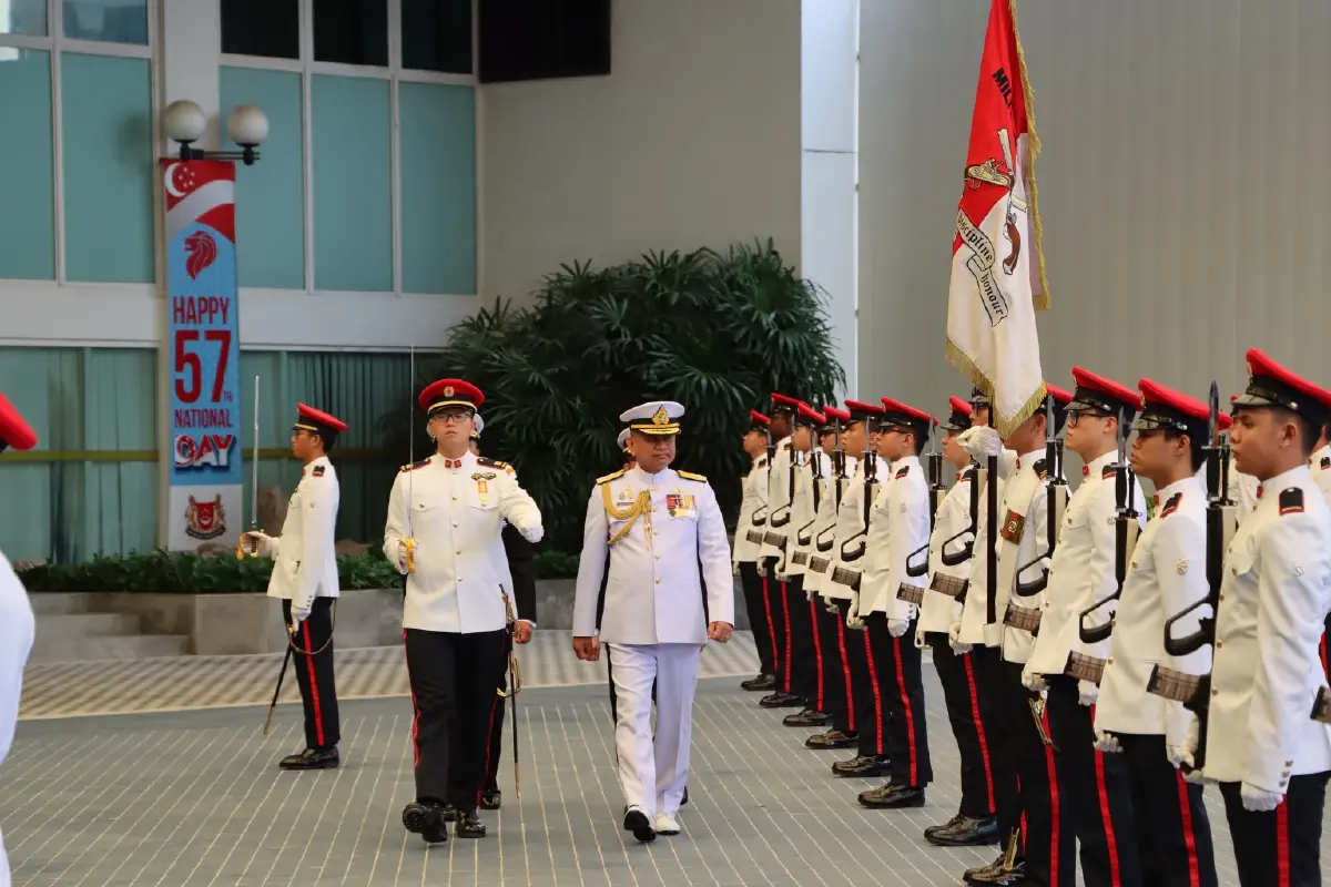 ผบ.ทร.รับเครื่องอิสริยาภรณ์ ด้านการทหาร จากสิงคโปร์