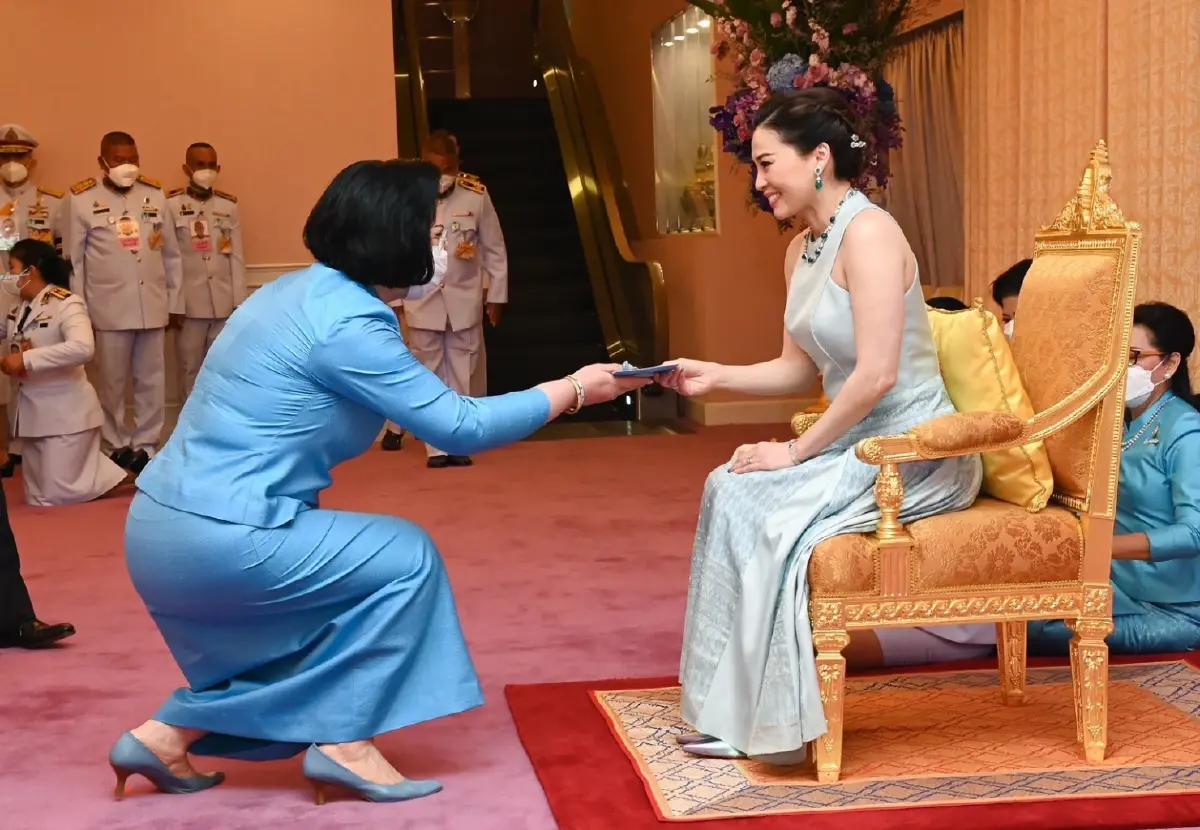 พระราชินี ทอดพระเนตรการแสดง "90 พรรษาสมเด็จพระพันปีหลวง" ท่านผู้หญิงพลอยไพลิน เจนเซน ร่วมขับร้องเพลงพระราชนิพนธ์ ร. 9